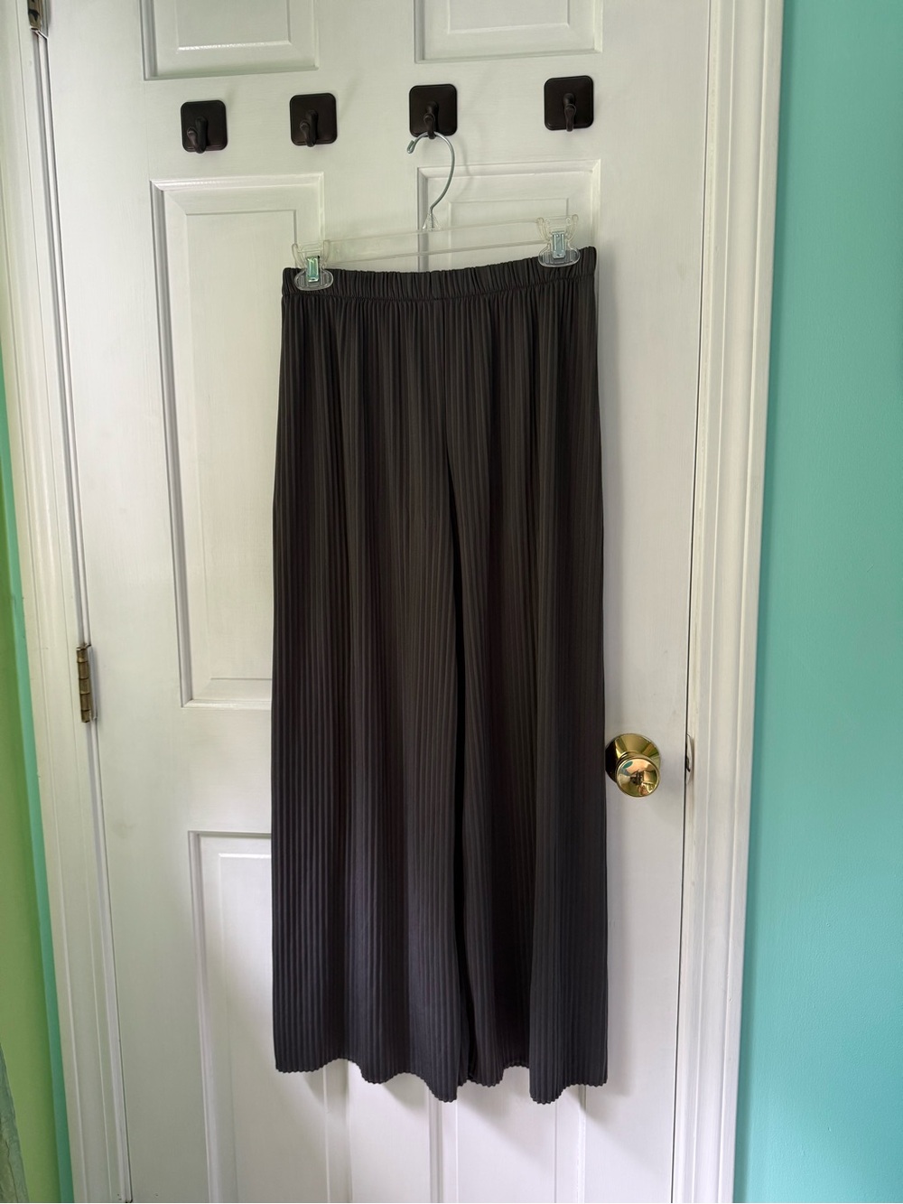 Uniqlo Gray Pleated Wide-Leg Pants